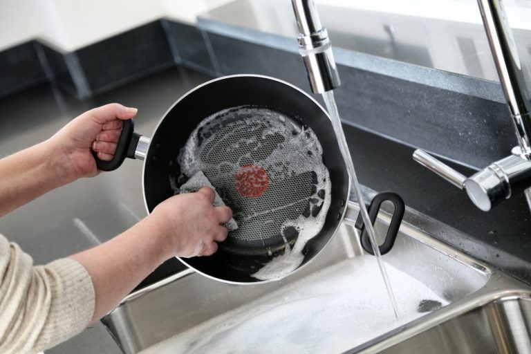 wash a hot pan