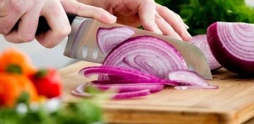 How to cut onions without raw tears