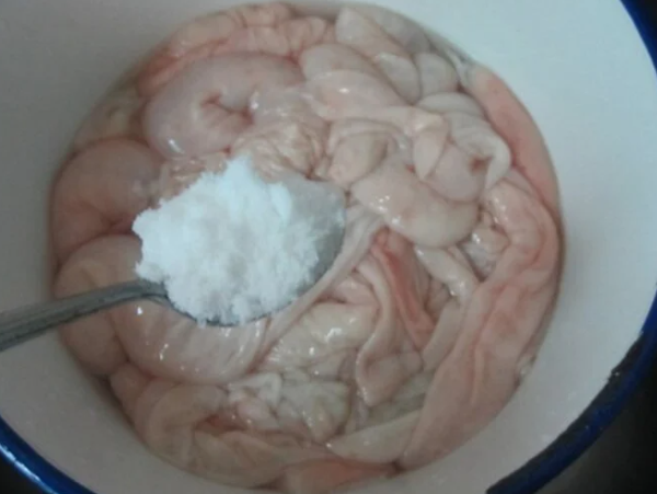 How to clean pig intestines with cheap, benign powder